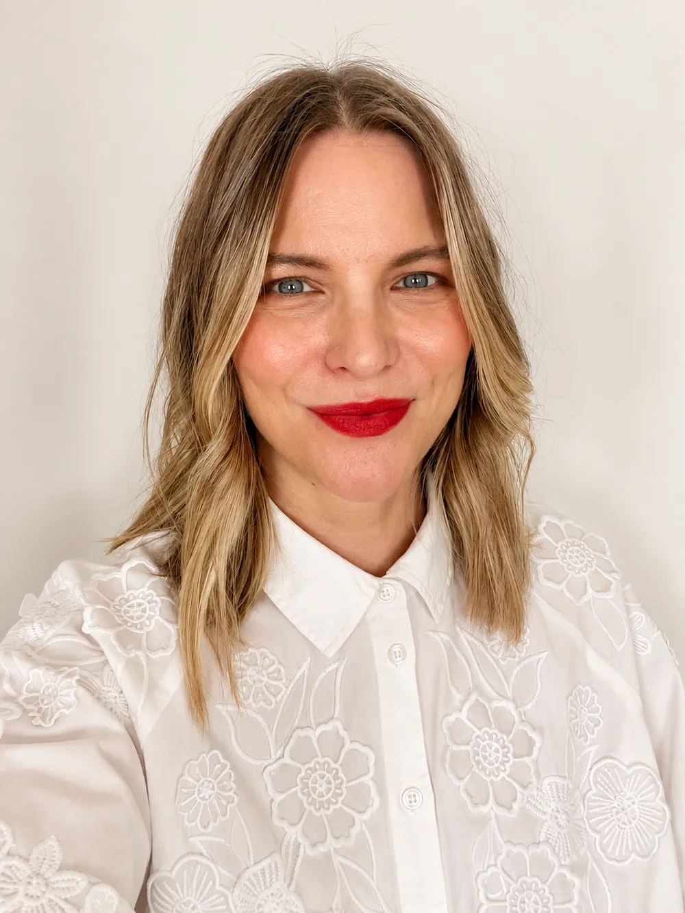 Porträt von Lisa Valente in weißer Bluse